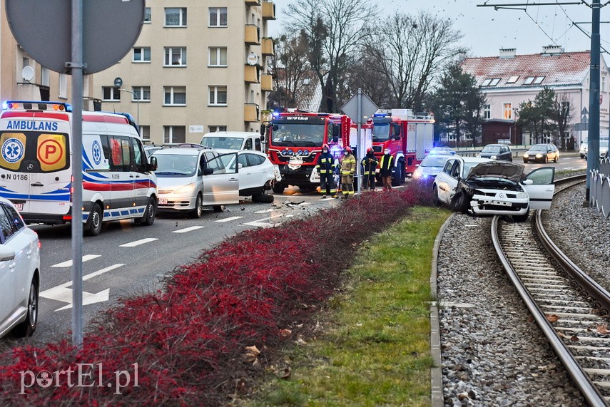 Utrudnienia na 12 Lutego po zderzeniu trzech aut