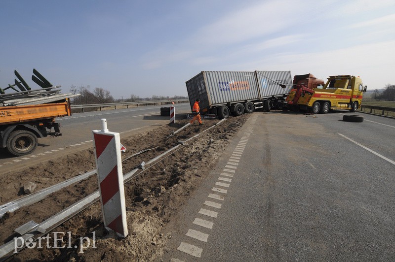  Przewrócił się tir, siódemka zablokowana
