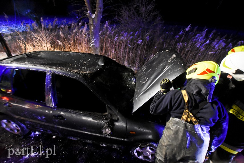 Vw polo dachował do rowu z wodą, trzy osoby w szpitalu