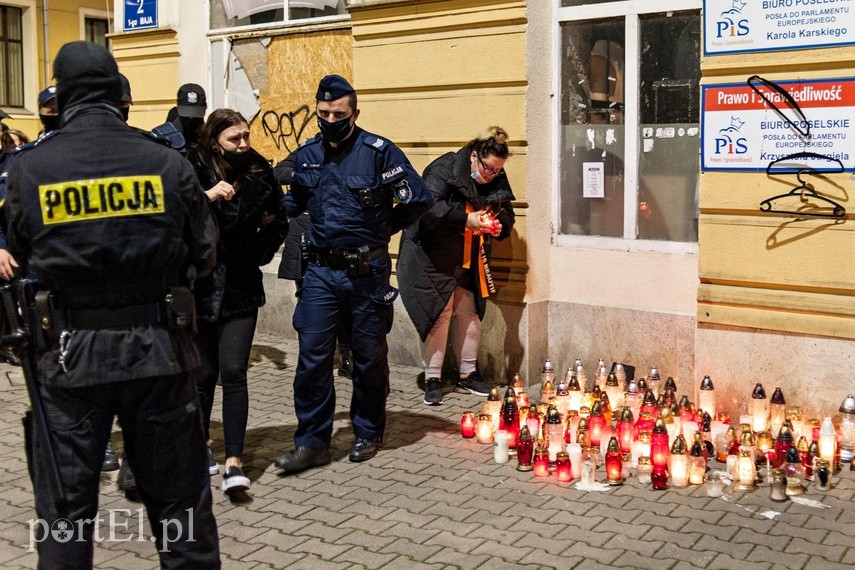 #Piekłokobiet. Policjanci utrudniałi protestowanie
