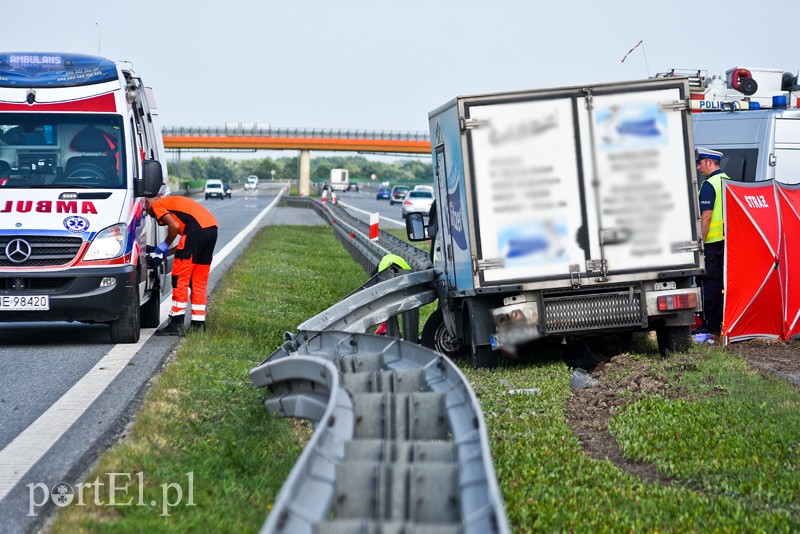 Wypadek na S7. Auto dostawcze uderzyło w barierki