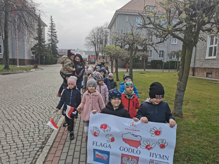 „Żywa” lekcja patriotyzmu w Przedszkolu i Żłobku Mały Europejczyk w Elblągu