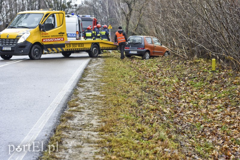 Fiat na boku, kierowca zasłabł