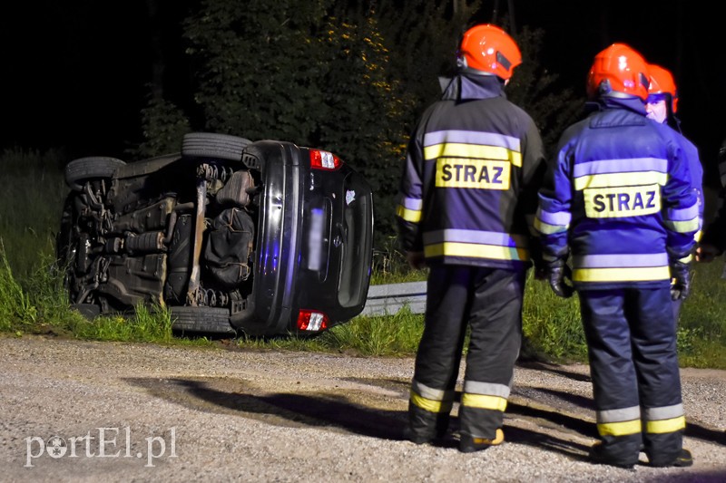Opel zatrzymał się na boku
