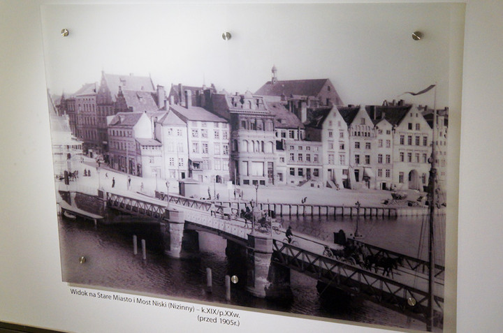 Fotografie na ścianach Ratusza Staromiejskiego
