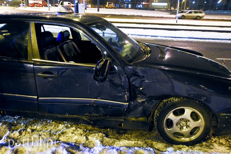 Zderzenie mercedesa z renault, jedna osoba w szpitalu