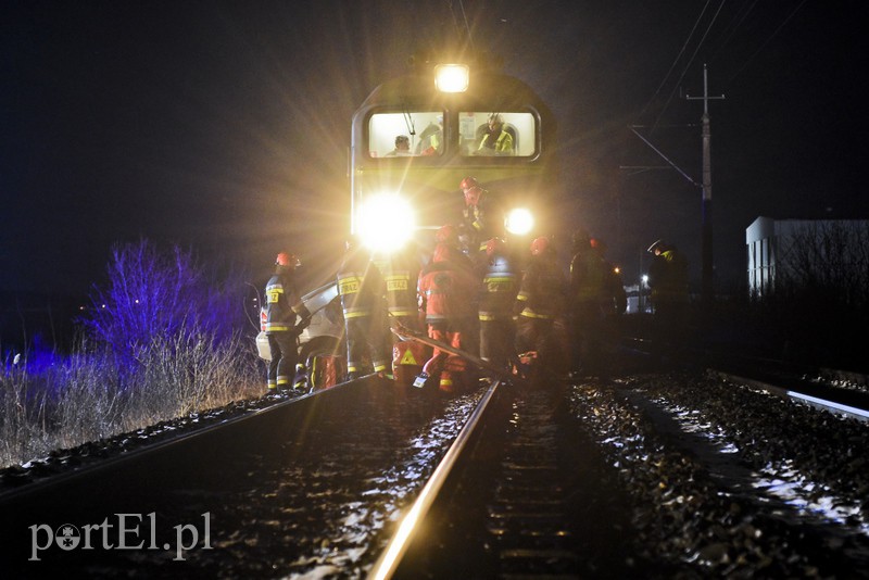 Wjechał mercedesem pod pociąg. Ruch wstrzymany