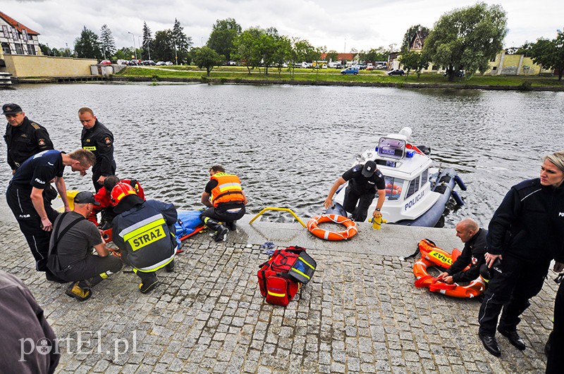  Skoczył do rzeki, uratowali go strażacy i policjanci