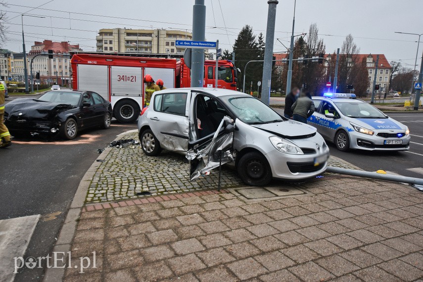 Zderzenie renault z bmw pod szkołą muzyczną