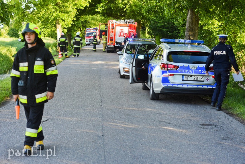 Uderzył w drzewo, wpadł do rowu z wodą i... uciekł