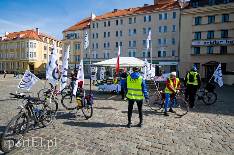 KOD popedałował po podpisy