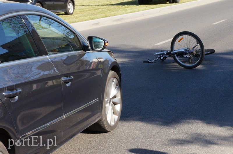 Rowerzysta wjechał w volkswagena