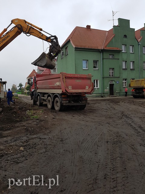 Mieszkają na budowie i mają tego dość