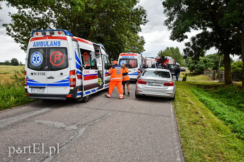 Wypadek w Jegłowniku, 2 mężczyzn trafiło do szpitala