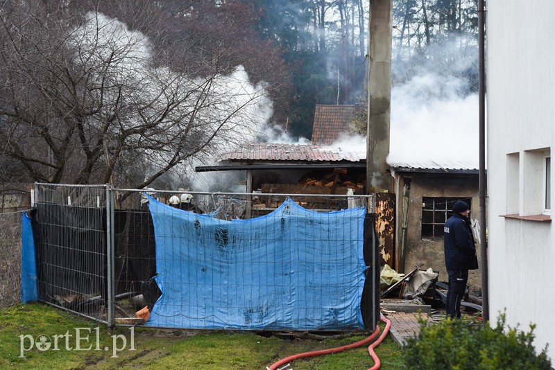 Pożar garażu z dwoma samochodami