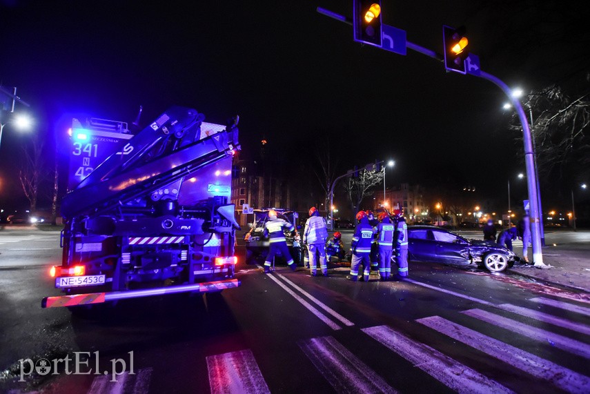 Kolizja audi z oplem na skrzyżowaniu ul. Wigilijnej z ul. Rycerską