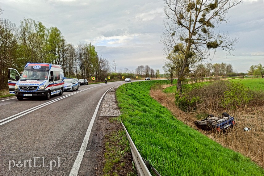 Wypadł z zakrętu i dachował w rowie