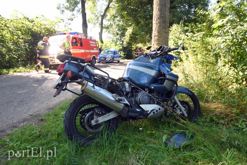 Motocyklista uderzył w maszynę rolniczą