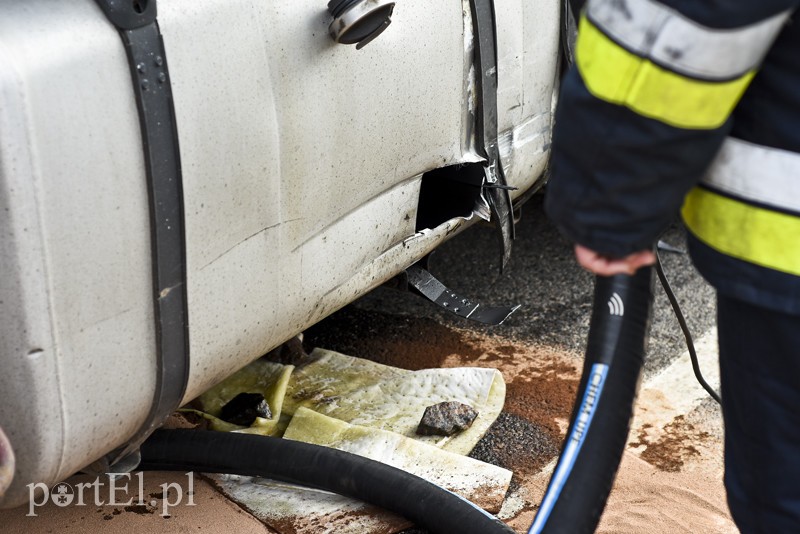 Kolizja toyoty z tirem, utrudnienia na ul. Browarnej