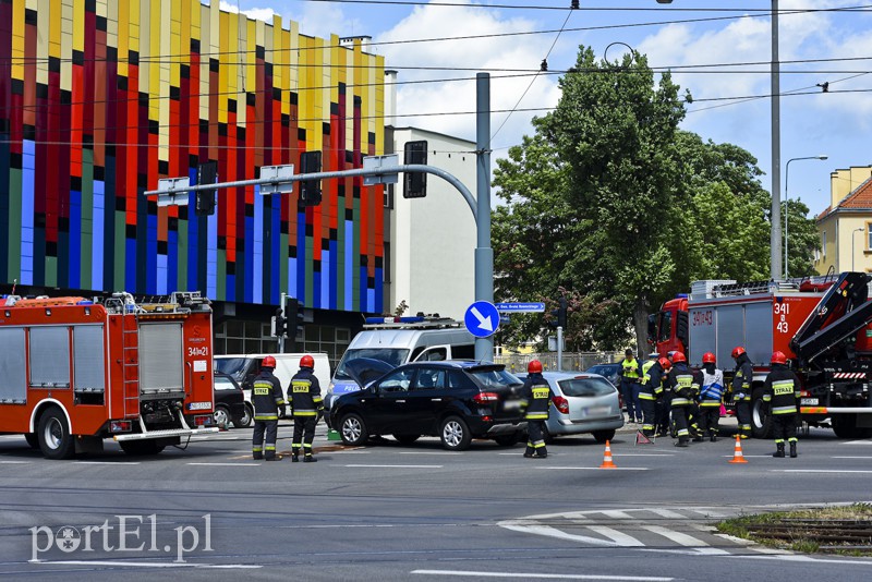 Kolizja dwóch renault przy szkole muzycznej