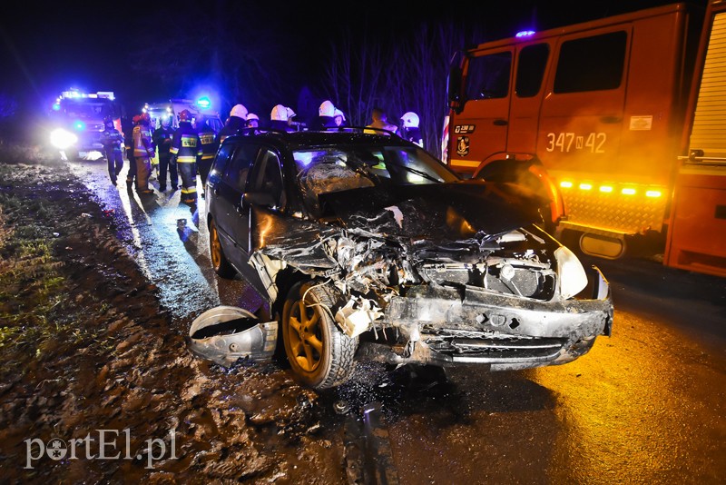 Uderzył w auto, stojce na poboczu