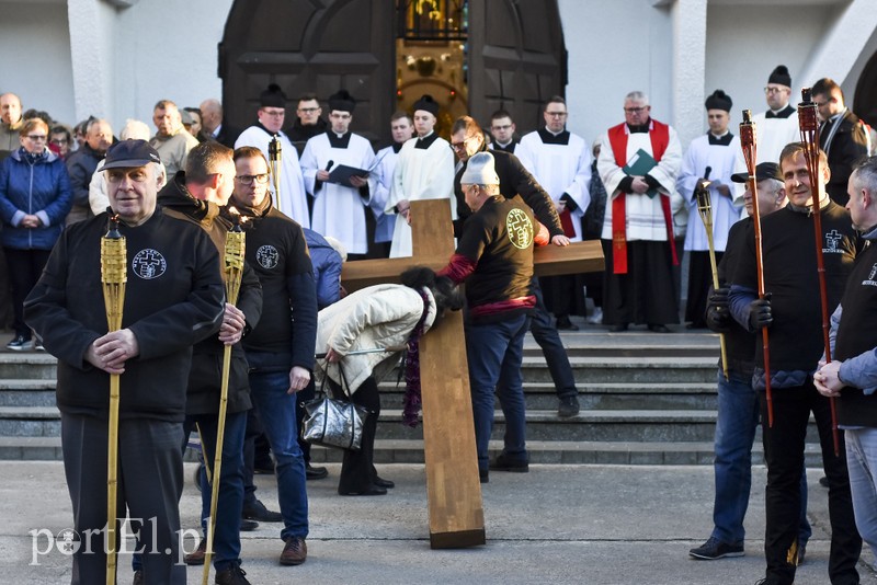 Nieśli krzyż przez miasto