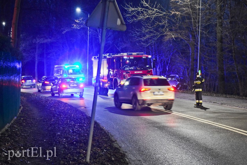 Usterka pojazdu doprowadziła do uderzenia w drzewo