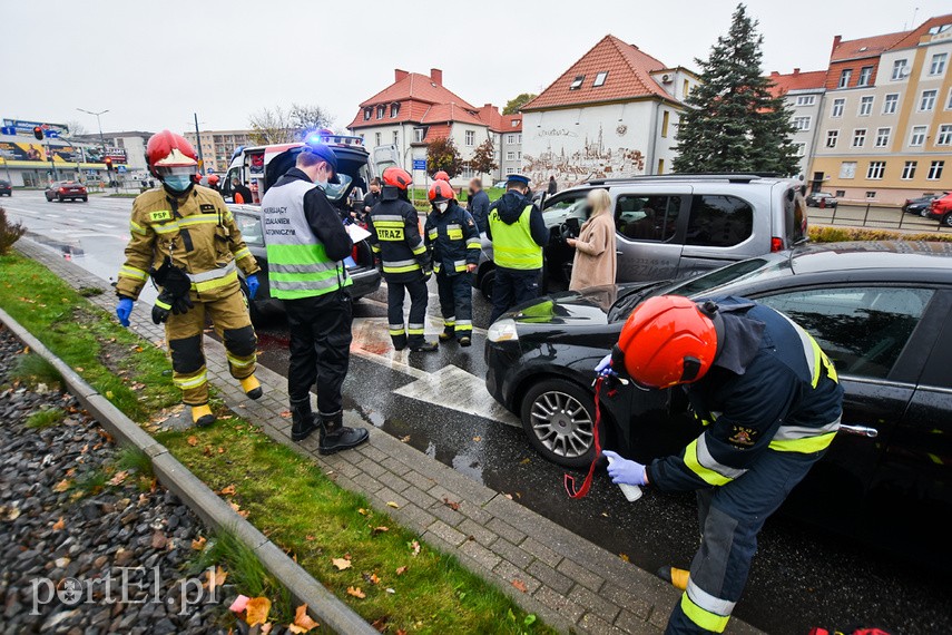 Wypadek na ul. Grota Roweckiego, audi przewróciło się na bok