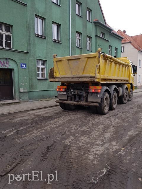 Mieszkają na budowie i mają tego dość