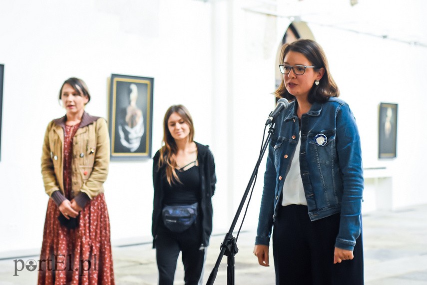 Stereotypowy mieszkaniec osiedla przykucnął w galerii