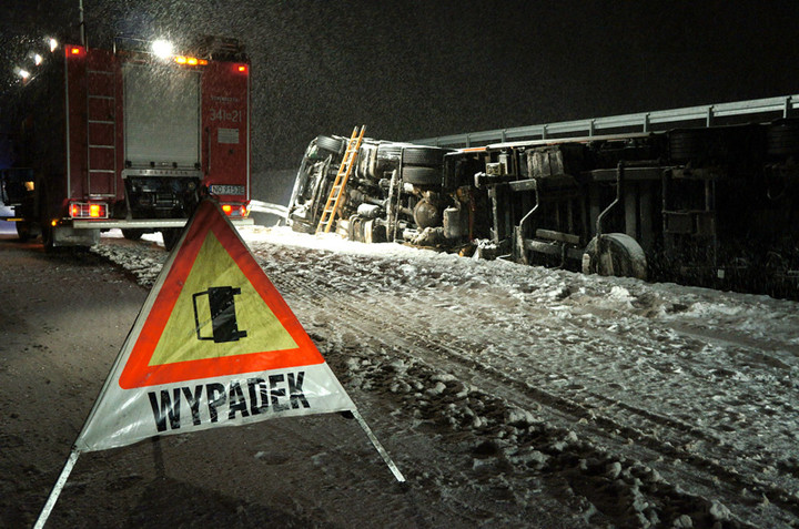 Ciężarówka w rowie na S7