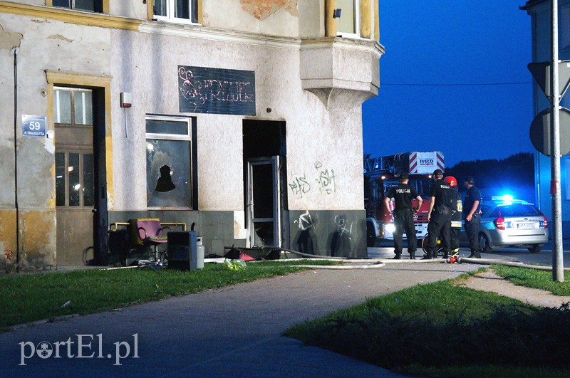 Nocny pożar w zakładzie fryzjerskim