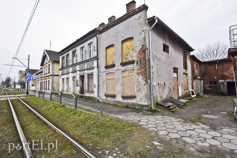 Wyburzają kolejny budynek