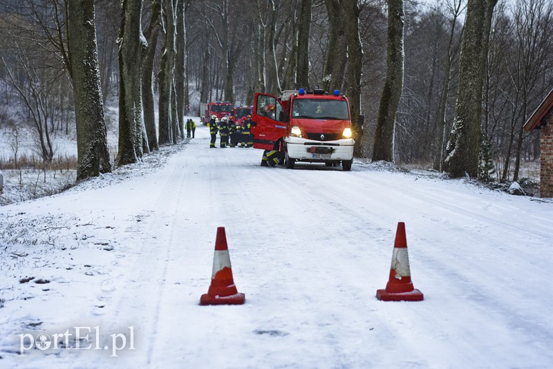 Ślisko na drogach, kobieta uderzyła w drzewo