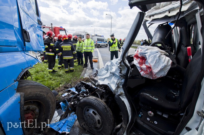  Wypadek na węźle Wschód. Czołówka z ciężarówką