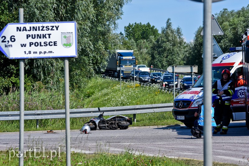 Opel wjechał w kobietę na skuterze