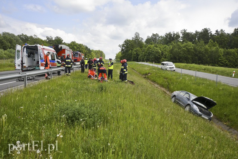 Wyprzedzała na S22, wylądowała w rowie