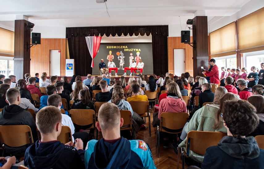 Koszykarze w czwartym liceum