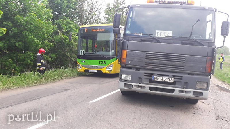 Motocyklista zderzył się z ciężarówką