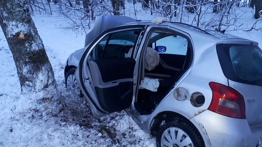 Toyotą uderzył w drzewo