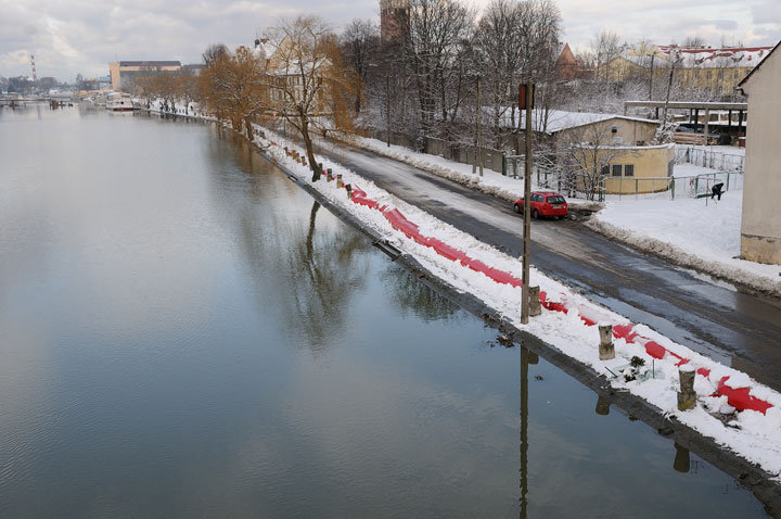 Woda wciąż wysoka ale opada