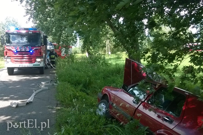 Golf wylądował w rowie - wypadek Wiśniewo