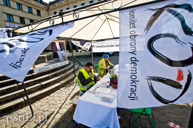 KOD popedałował po podpisy