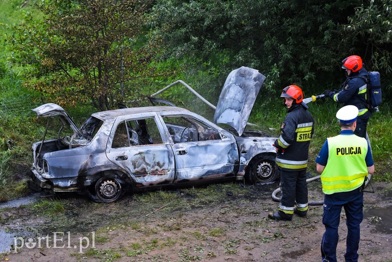 Porzucony nissan spłonął pod trasą S22