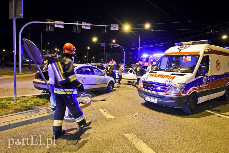 Zderzenie dwóch volkswagenów, 3 osoby w szpitalu