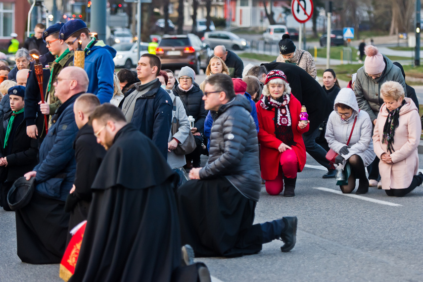 Setki wiernych wzięły udział w środę wieczorem w drodze krzyżowej, która wiodła ulicami Elbląga. Pro