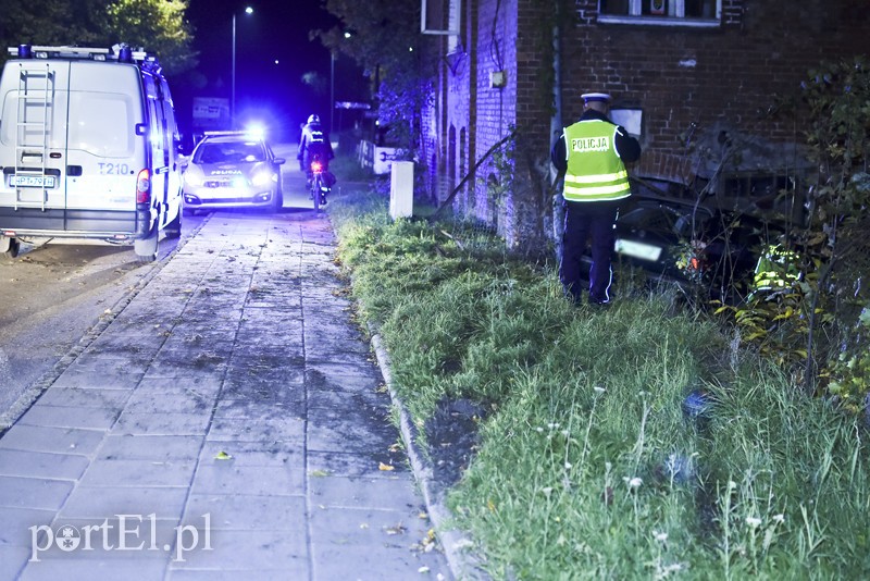 Uderzył w ścianę, dwie osoby trafiły do szpitala