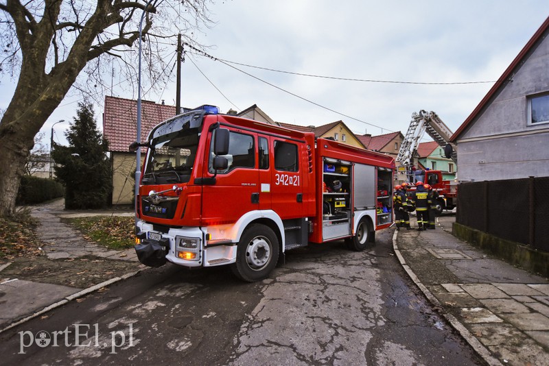 Sypiący się budynek przy ul. Żeglarskiej