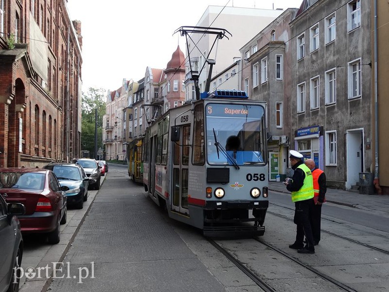 Passatem wjechała pod tramwaj