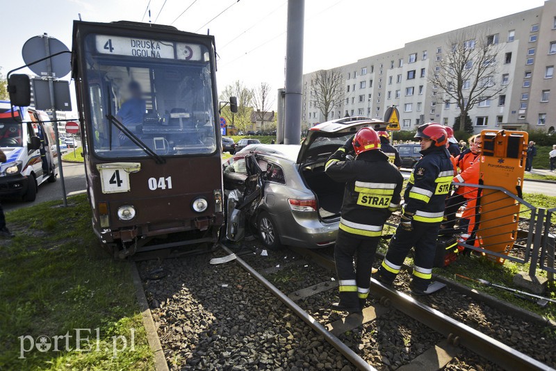 Wjechał toyotą pod tramwaj